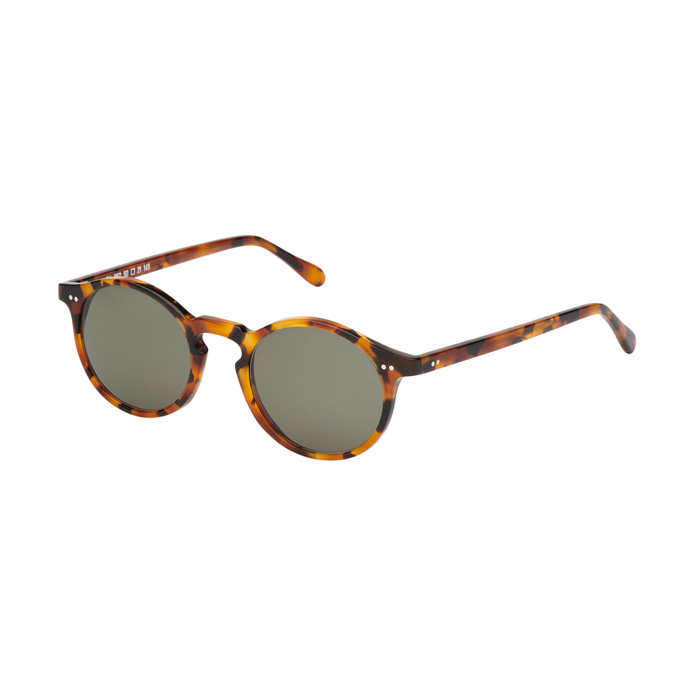 Lunettes de soleil de forme ronde, écaillées, de couleur ambrée, vues de côté